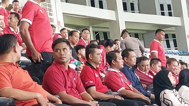 Presiden Joko Widodo menyaksikan pertandingan Timnas U-23 Indonesia melawan Turkmenistan pada pertandingan Kualifikasi Piala AFC U-23 di Stadion Manahan, Solo, Jawa Tengah, Selasa (12/9/2023). Foto: kumparan