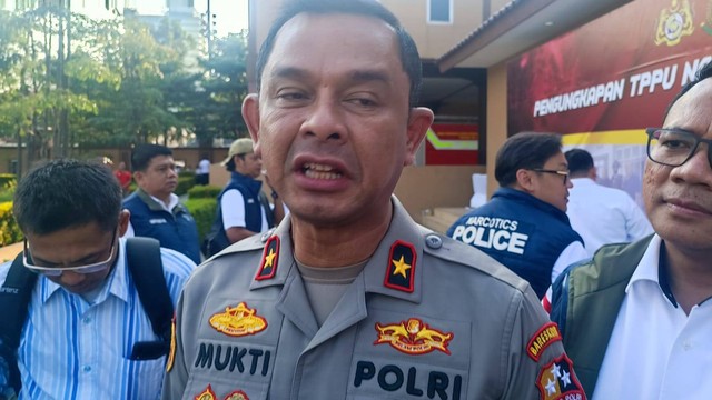 Dirtipidnarkoba Polri Brigjen Pol Mukti Juharsa usai konferensi pers di lapangan Bhayangkara, Selasa (12/9/2023).  Foto: Thomas Bosco/kumparan