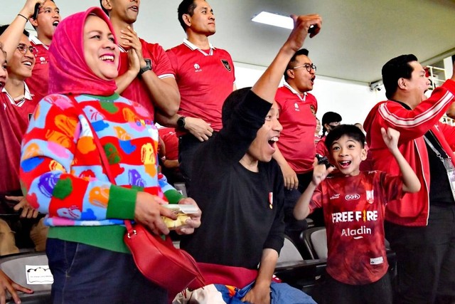 Presiden Joko Widodo menyaksikan pertandingan Timnas U-23 Indonesia melawan Turkmenistan pada pertandingan Kualifikasi Piala AFC U-23 di Stadion Manahan, Solo, Jawa Tengah, Selasa (12/9/2023). Foto: Dok. Agus Suparto