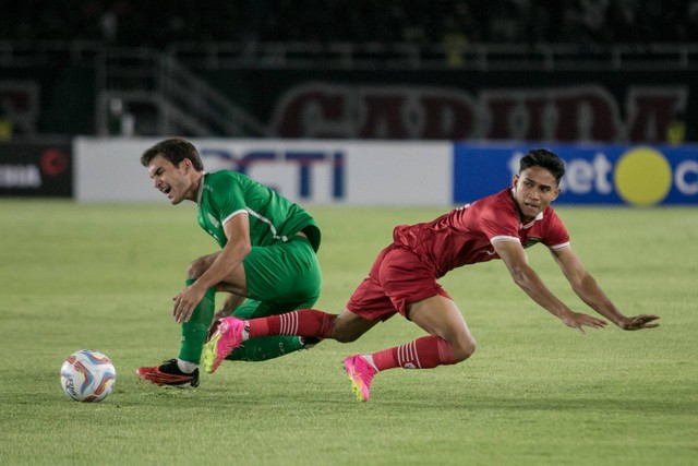 Pemain Timnas U-23 Indonesia Marselino Ferdinan berebut bola dengan pemain Turkmenistan Rahman Myratberdiyev pada pertandingan grup K kualifikasi Piala Asia U-23 AFC 2024 di Stadion Manahan, Solo, Jawa Tengah, Selasa (12/9/2023).  Foto: Mohammad Ayudha/ANTARA FOTO