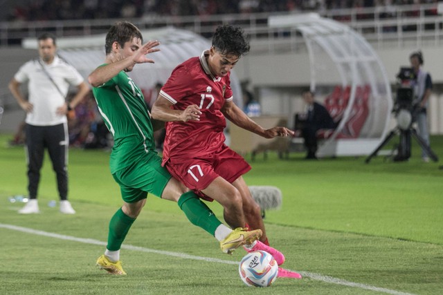 Pemain Timnas U-23 Indonesia Rafael William Struick berebut bola dengan pemainTurkmenistan Umarov Salimpada pertandingan grup K kualifikasi Piala Asia U-23 AFC 2024 di Stadion Manahan, Solo, Jawa Tengah, Selasa (12/9/2023). Foto: Mohammad Ayudha/ANTARA FOTO