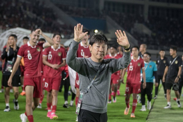 Pelatih Timnas Indonesia Shin Tae Yong melambaikan tangan kearah suporter usai pertandingan melawan Turkmenistan pada pertandingan grup K kualifikasi Piala Asia U-23 AFC 2024 di Stadion Manahan, Solo, Jawa Tengah, Selasa (12/9/2023). Foto: Mohammad Ayudha/ANTARA FOTO