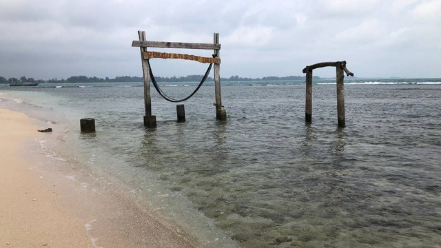 Pemandangan Laut dari Pulau Angso Duo (Sumber: Dokumen Pribadi)