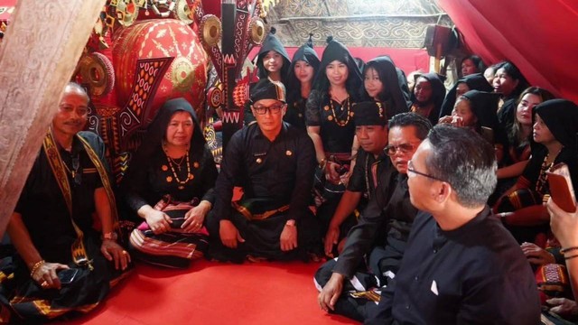 Penjabat Gubernur Sulawesi Barat Zudan Arif Fakrulloh saat menghadiri pemakaman mantan Bupati Mamasa Obednego Depparinding. 