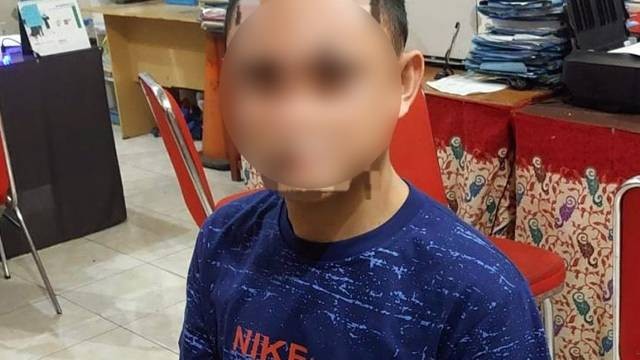 Pelaku aniaya seorang perempuan di Desa Warembungan, Kabupaten Minahasa, saat menjalani pemeriksaan di Polresta Manado. (foto: humas Polresta Manado)