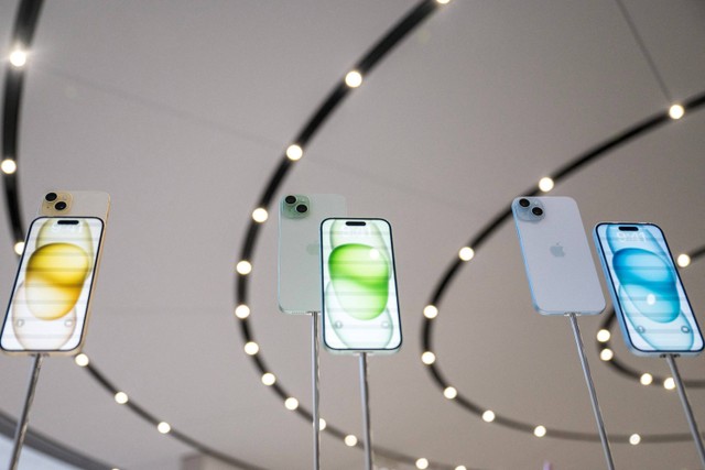 Apple iPhone 15 baru, dengan pengisi daya USB-C pesanan UE, ditampilkan di antara produk baru lainnya saat acara peluncuran di Apple Park di Cupertino, California, Selasa (12/9/2023). Foto: Nic Coury / AFP