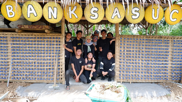 Berfoto di saung yang terbuat dari anyaman bambu dan daur ulang botol plastik. Sumber: Dokumentasi Pribadi PRIMALI Berdaya