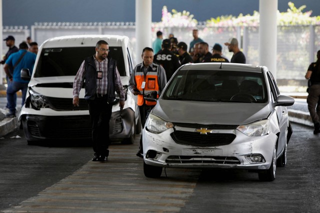 Anggota keamanan memeriksa kendaraan yang digunakan para tersangka setelah seorang tersangka perampok menembaki polisi, di luar Bandara Internasional Mexico City, di Mexico City, Meksiko, Selasa (12/9/2023). Foto: Luis Cortes/REUTERS