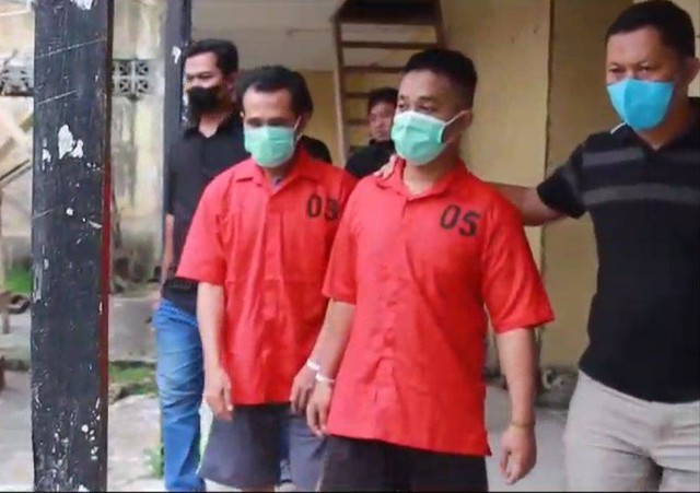 Dua tersangka kasus narkoba saat ditahan di Direktorat Resnarkoba Polda Kalbar. Foto: Dok Hi!Pontianak