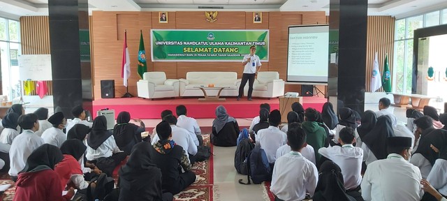 dr. Muhammad Murdiansyah menjadi pemateri pada kegiatan Pekan Ta'aruf Universitas Nahdatul Ulama Kalimantan Timur