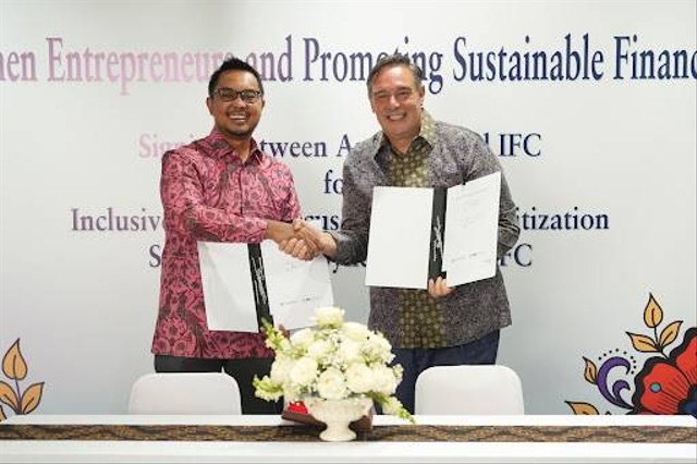 Andi Taufan Garuda Putra, Founder & CEO Amartha bersama Riccardo Pulliti,  Regional Vice President dari IFC untuk Asia dan Pasifik dalam penandatangan dokumen kerja sama Amartha dengan IFC, Jakarta (6/9).