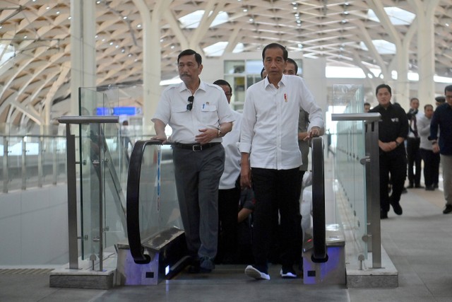 Presiden Joko Widodo (kedua kiri) berjalan bersama Menko Kemaritiman dan Investasi Luhut Binsar Pandjaitan (kiri) sebelum uji coba kereta cepat rute Jakarta-Bandung di Stasiun Halim, Jakarta, Rabu (13/9). Foto: ANTARA FOTO/Akbar Nugroho Gumay