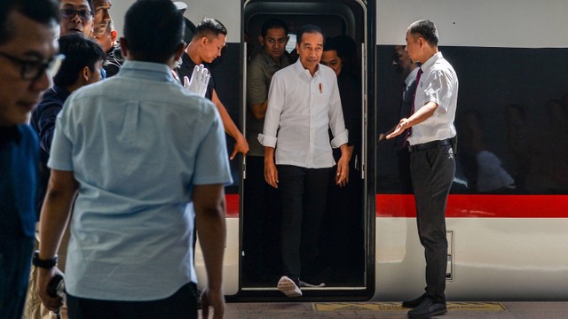 Presiden Joko Widodo berjalan keluar dari kereta cepat setibanya di Stasiun Kereta Cepat Jakarta Bandung (KCJB) di Padalarang Kabupaten Bandung Barat, Jawa Barat, Rabu (13/9/2023). Foto: ANTARA FOTO/Raisan Al Farisi