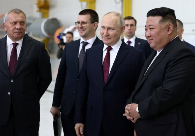 Presiden Rusia Vladimir Putin mengajak pemimpin Korea Utara Kim Jong Un melihat Vostochny Cosmodrome di Rusia, Rabu (13/9/2023). Foto: Sputnik/Artem Geodakyan/Reuters