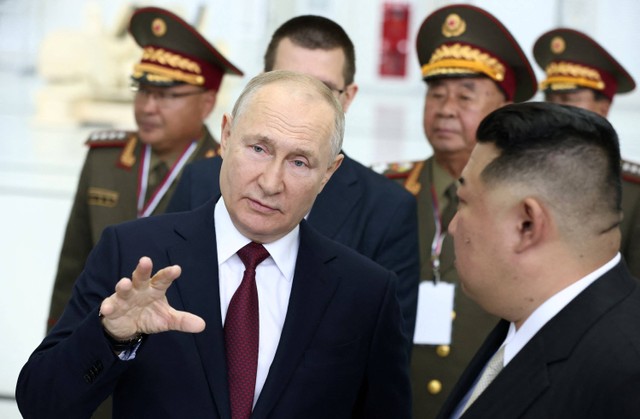 Presiden Rusia Vladimir Putin mengajak pemimpin Korea Utara Kim Jong Un melihat Vostochny Cosmodrome di Rusia, Rabu (13/9/2023). Foto: Sputnik/Artem Geodakyan/Reuters