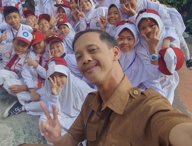 Mohamad Reza Ernanda berfoto bersama murid-muridnya. Dok: Ist.