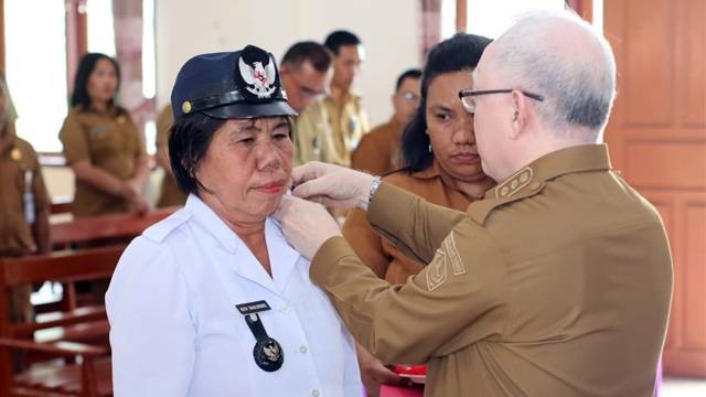 Wakil Bupati Kepulauan Sitaro John H Palandung saat melantik Pj Kapitalau Kampung Batusenggo Ruth Tahulending di gedung Gereja GMIST Eden Batusenggo.