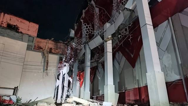 Kerusakan yang terjadi di gedung GOR KONI Manado akibat gempa yang terjadi Senin (11/9) malam. (foto: febry kodongan)