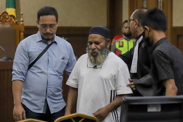 Terdakwa Gubernur nonaktif Papua Lukas Enembe hadir untuk menjalani sidang tuntutan di Pengadilan Tipikor, Jakarta, Rabu (13/9/2023). Foto: Jamal Ramadhan/kumparan
