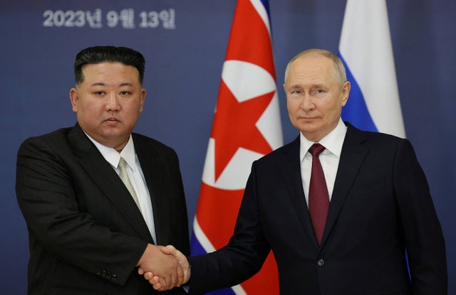 Presiden Rusia Vladimir Putin bertemu dengan pemimpin Korea Utara Kim Jong Un di Vostochny Cosmodrome di wilayah Amur timur jauh, Rusia, Rabu (13/9/2023). Foto: Sputnik/Vladimir Smirnov/Reuters