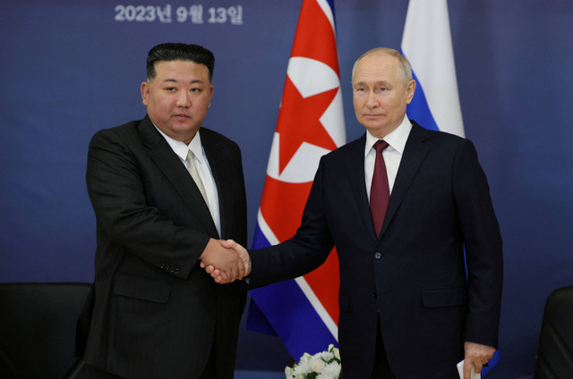 Presiden Rusia Vladimir Putin bertemu dengan pemimpin Korea Utara Kim Jong Un di Vostochny Cosmodrome di wilayah Amur timur jauh, Rusia, Rabu (13/9/2023). Foto: Sputnik/Vladimir Smirnov/Reuters