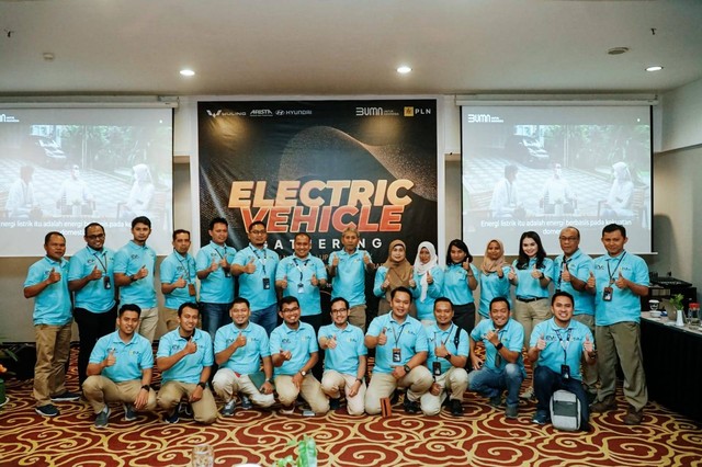 Foto Bersama Komunitas EV Pontianak. Foto: Dok. PLN Kalbar