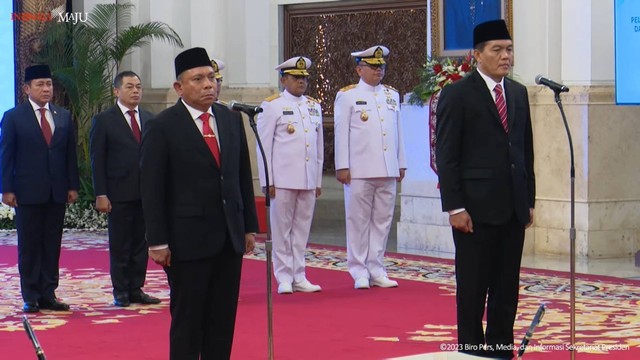 Presiden Jokowi melantik Kepala Bakamla Laksya Irvansyah (kiri) dan Kepala Badan Karantina Indonesia Sahat Panggabean, di Istana Kepresidenan, Jakarta, Rabu (13/9/2023). Foto: Youtube/Sekretariat Presiden