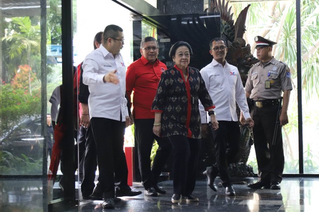 Ketum PDIP Megawati Soekarnoputri tiba di Gedung MNC Tower, Jakarta, Rabu (13/9/2023). Foto: Jamal Ramadhan/kumparan