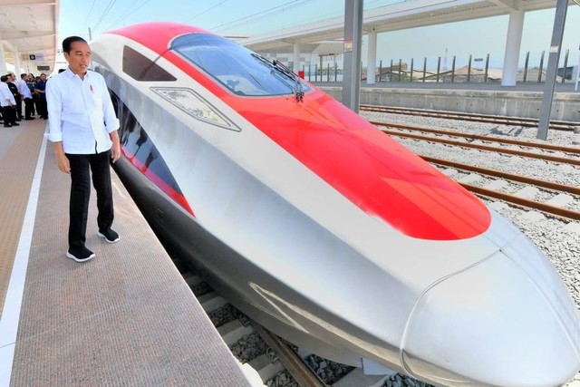 Presiden Jokowi menjajal Kereta Cepat Jakarta-Bandung, Rabu (13/9/2023). Foto: Agus Suparto/Istana Presiden