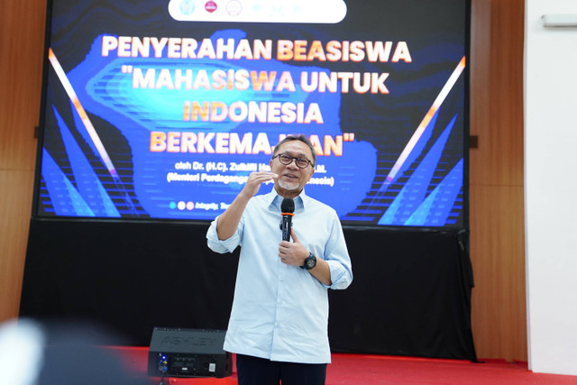 Ketum PAN Zulkifli Hasan membagikan beasiswa kepada mahasiswa Universitas Muhammadiyah Prof. Dr. Hamka (UHAMKA), pada Rabu (13/9/2023). Foto: Dok. Istimewa