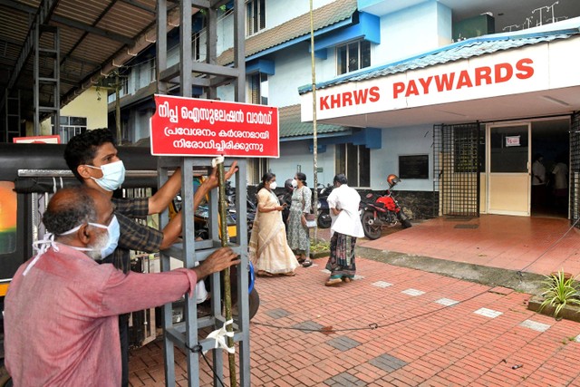 Anggota staf memasang tanda bertuliskan "Bangsal isolasi Nipah, dilarang keras masuk" di sebuah rumah sakit tempat bangsal sedang dipersiapkan untuk pasien yang diduga terkena virus Nipah di distrik Kozhikode, Kerala, India, Selasa (12/9/2023). Foto: Stringer/REUTERS