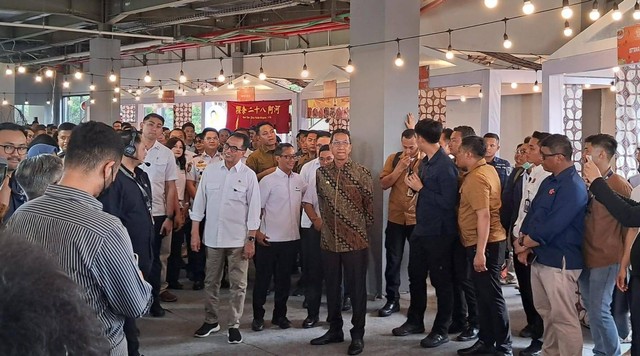 Menhub Budi Karya Sumadi hingga Pj Gubernur Heru Budi Hartono meresmikan Jembatan Penyebrangan Multiguna Dukuh Atas di Jakarta, Rabu (13/9/2023).  Foto: Annisa Thahira Madina/kumparan