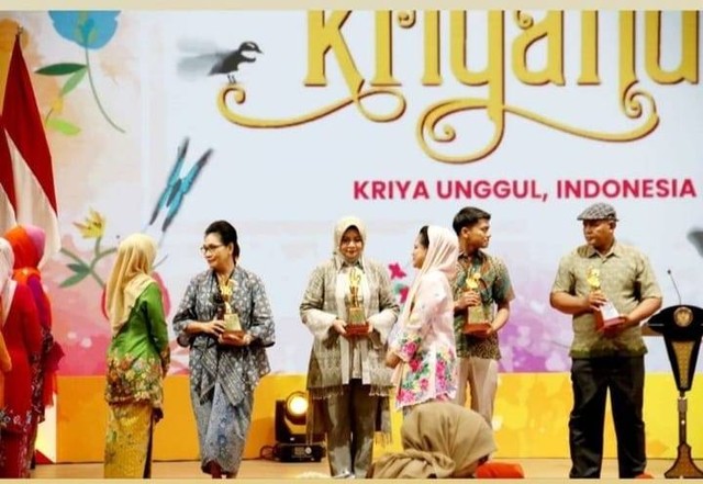 Pj Ketua Dekranasda Kalbar, Windy Prihastari saat Menerima Penghargaan dari Iriana Jokowi. Foto: Instagram Windy Prihastari.
