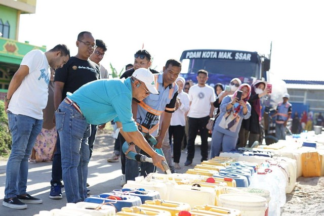 Wali Kota Makassar Moh Ramdhan Pomanto mengecek distribusi bantuan air bersih untuk warga. Foto: Dok. Istimewa