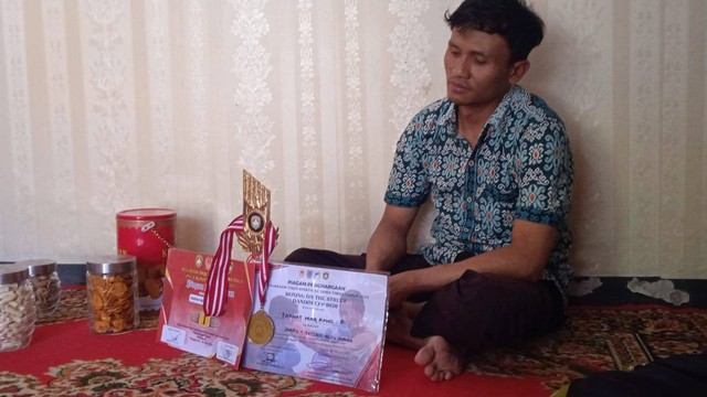 Supriyanto, ayah Farhat, petinju asal Jatim yang jatuh di ring lalu meninggal dunia. Foto: Dok. Istimewa