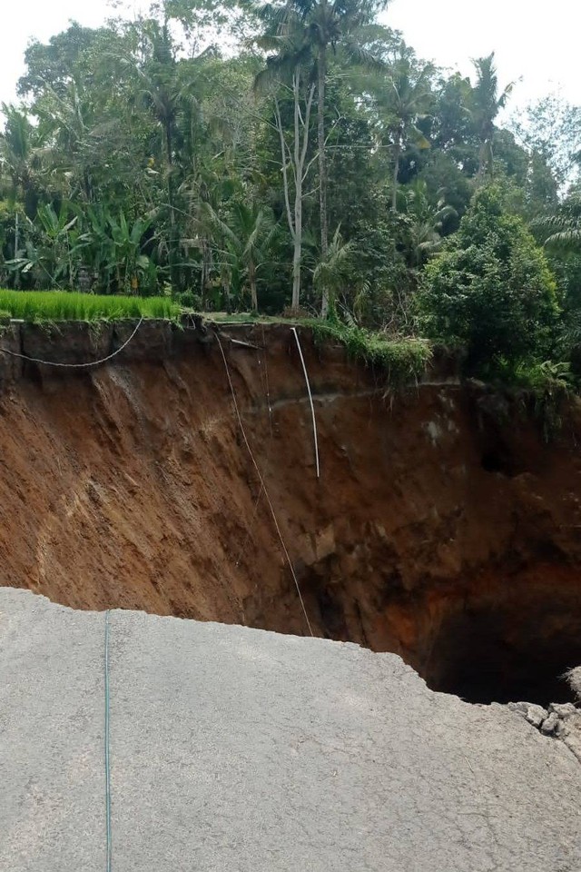 Jalan penghubung Banjar Cebok dan Banjar Kedisan Kelod, Kabupaten Gianyar, Bali, saat dilihat pada Selasa (12/9/2023).  Foto: Dok. Istimewa