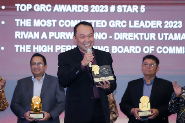 Dirut Jasa Raharja Rivan A. Purwantono dalam menerima penghargaan di ajang TOP GRC Awards 2023 yang digelar majalah TOP Business, di Hotel Raffles Jakarta pada Rabu (06/09/2023). Foto: Jasa Raharja