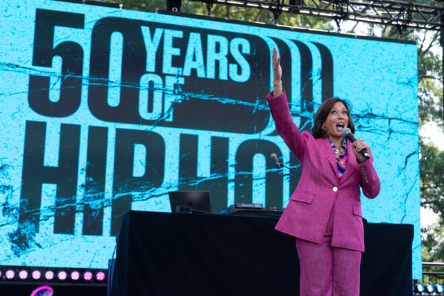 Wakil Presiden AS Kamala Harris perayaan 50 tahun hip-hop di kediaman Wakil Presiden, Sabtu (9/9/2023).  Foto: Manuel Balce Ceneta/AP Photo