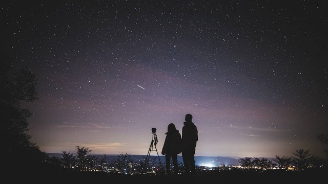 Ilustrasi macam-macam galaksi. Sumber foto: pexels/Yuting Gao.