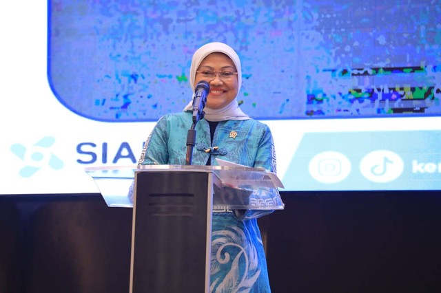 Menaker Ida Fauziyah saat membuka Bimbingan Teknis Penyusunan Struktur dan Skala Upah Berdasarkan Sektor/Asosiasi, Edukasi Tata Cara Perundingan, dan Pembuatan Perjanjian Kerja Bersama (PKB) di Jakarta, pada Selasa (12/9/2023). Foto: Kemnaker RI