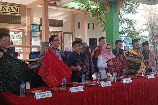 Kunjungan perwakilan Kementerian Keuangan, Kementerian Luar Negeri dan LPEI ke Desa Devisa Wedani di Kecamatan Cerme Kabupaten Gresik Jawa Timur, Rabu (13/9/2023).  Foto: Akbar Maulana/kumparan