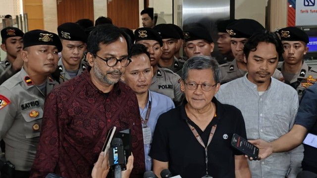 Rocky Gerung dan pengacaranya, Haris Azhar usai menjalani pemeriksaan di Bareskrim Polri, Rabu (13/9). Foto: Jonathan Devin/kumparan