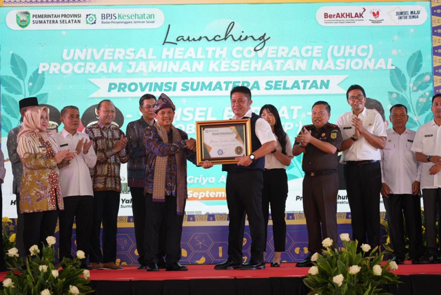 Gubernur Sumatera Selatan, H. Herman Deru bersama Direktur Utama BPJS Kesehatan Ghufron Mukti dalam pembukaan UHC Provinsi Sumatera Selatan, Rabu (13/09/2023). Foto: BPJS Kesehatan