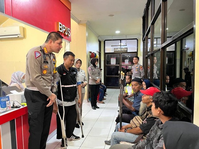 Polisi saat berikan pendampingan untuk penyandang disabilitas yang akan bikin SIM. Foto: M Wulan/Tugu Jogja