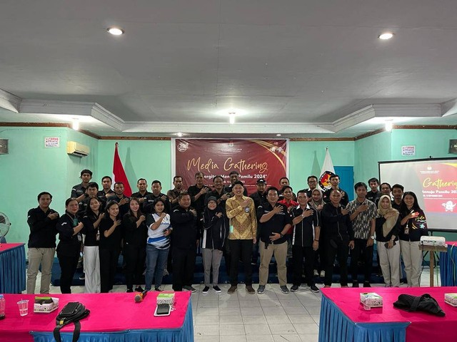 Foto bersama dalam media gathering yang digelar KPU Sekadau. Foto: Dok. KPU Sekadau
