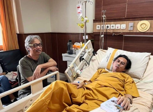 Budayawan Butet Kartardjasa saat menjenguk arsitek Eko Prawoto sebelum wafat di rumah sakit. Foto: Dok. Butet Kartaredjasa