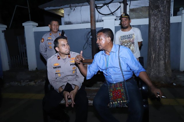 Kapolse Mampang Kompol David Kanitero bersama anggota berhasil menemukan pria ODGJ yang sempat halangi pengendara di jalanan Mampang, Rabu (13/9). Foto: Dok. Istimewa