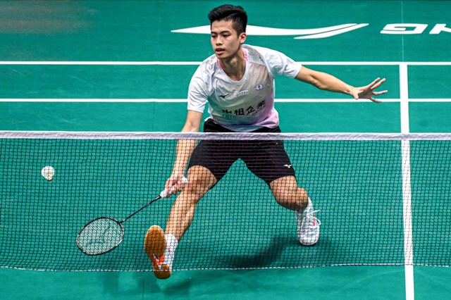 Lee Chia-hao dari Taiwan bermain melawan Kenta Nishimoto dari Jepang dalam pertandingan tunggal putra mereka di turnamen bulu tangkis Singapura Terbuka di Singapura pada 6 Juni 2023. Foto: Roslan Rahman/AFP