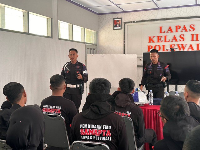 Pegawai Lapas Polewali Mendapatkan Pelatihan Menembak dari Brimob Polda Sulbar