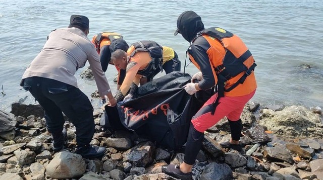 Mayat tanpa kepala ditemukan di pinggir Pantai Penobaan Tanjung Tua, Kabupaten Lampung Selatan. Foto: Basarnas Lampung